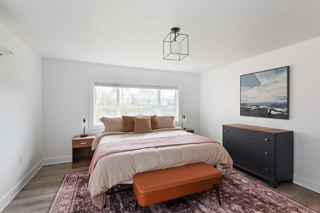 12242 SE Raymond St in Portland, OR - Foto de edificio - Building Photo