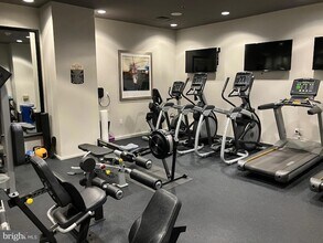 3409 Wilson Blvd, Unit 412 in Arlington, VA - Foto de edificio - Building Photo