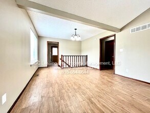 208-210 NW Monroe St in Lee's Summit, MO - Foto de edificio - Building Photo