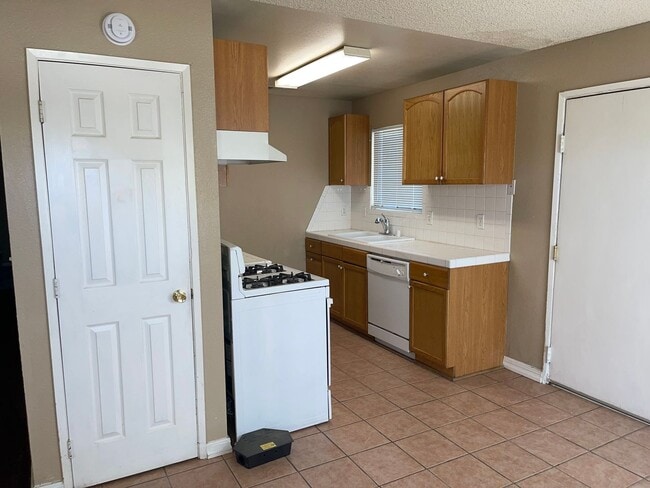 8301 Heather Ave in California City, CA - Building Photo - Building Photo