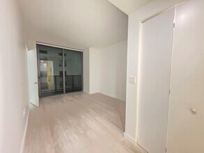 55 SW 9th St, Unit 1409 in Miami, FL - Foto de edificio - Building Photo