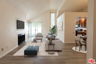 5740 Canterbury Dr in Culver City, CA - Building Photo