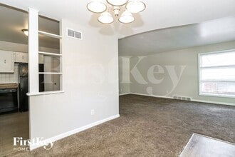 945 S Lafayette St in Florissant, MO - Building Photo - Building Photo