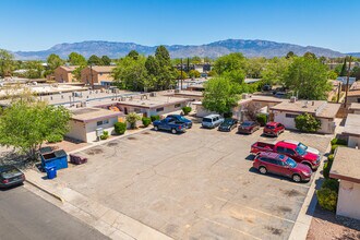 1132 Palomas Dr SE in Albuquerque, NM - Foto de edificio - Building Photo