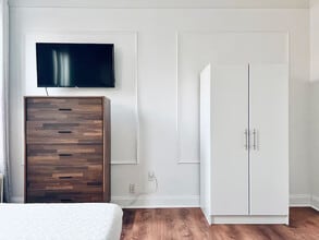 Furnished room/NOT APARTMENT, Unit 2 in Queens, NY - Foto de edificio - Building Photo