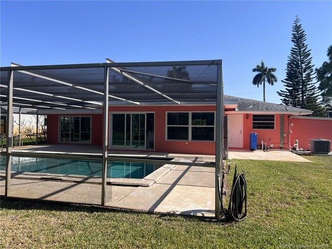 652 NW Sunset Dr in Stuart, FL - Building Photo - Building Photo