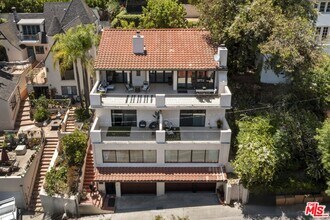 5940 Manola Way in Los Angeles, CA - Foto de edificio - Building Photo