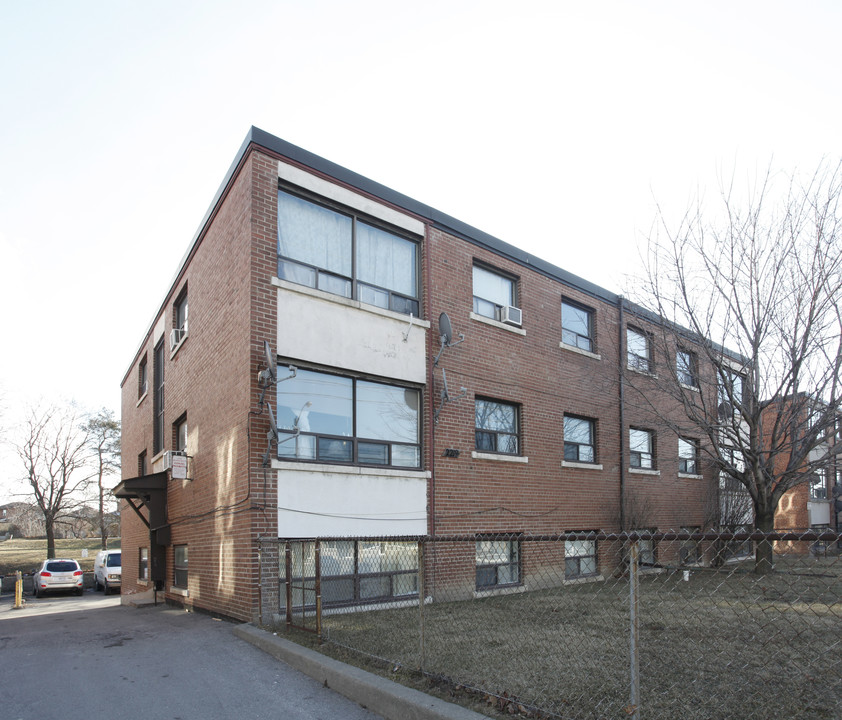 2219 Jane St in Toronto, ON - Building Photo