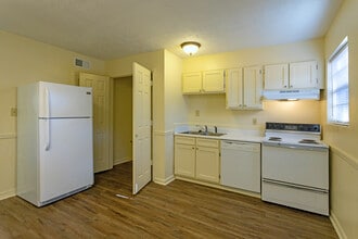 Miller Apartments in Albany, GA - Building Photo - Interior Photo