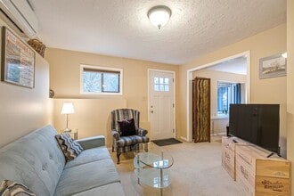 6521 SW Florence Ln in Portland, OR - Foto de edificio - Building Photo