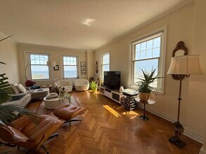 925 E Wells St in Milwaukee, WI - Building Photo - Building Photo