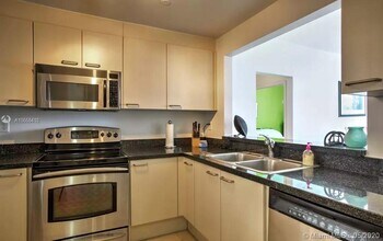 225 Collins Ave-Unit -4K in Miami Beach, FL - Building Photo - Building Photo