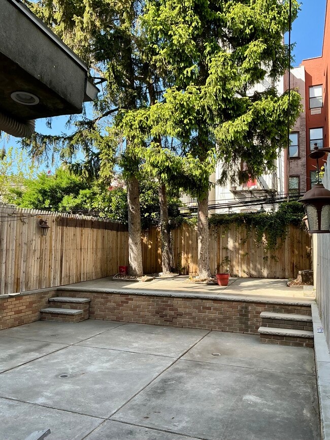 541 47th St, Unit 1st Floor, Unit 1st Floor