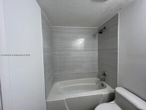 816 NE 27th Ave in Hallandale Beach, FL - Building Photo - Building Photo