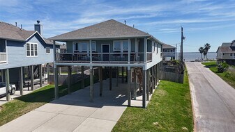 1300 Menard Ave in Seabrook, TX - Building Photo