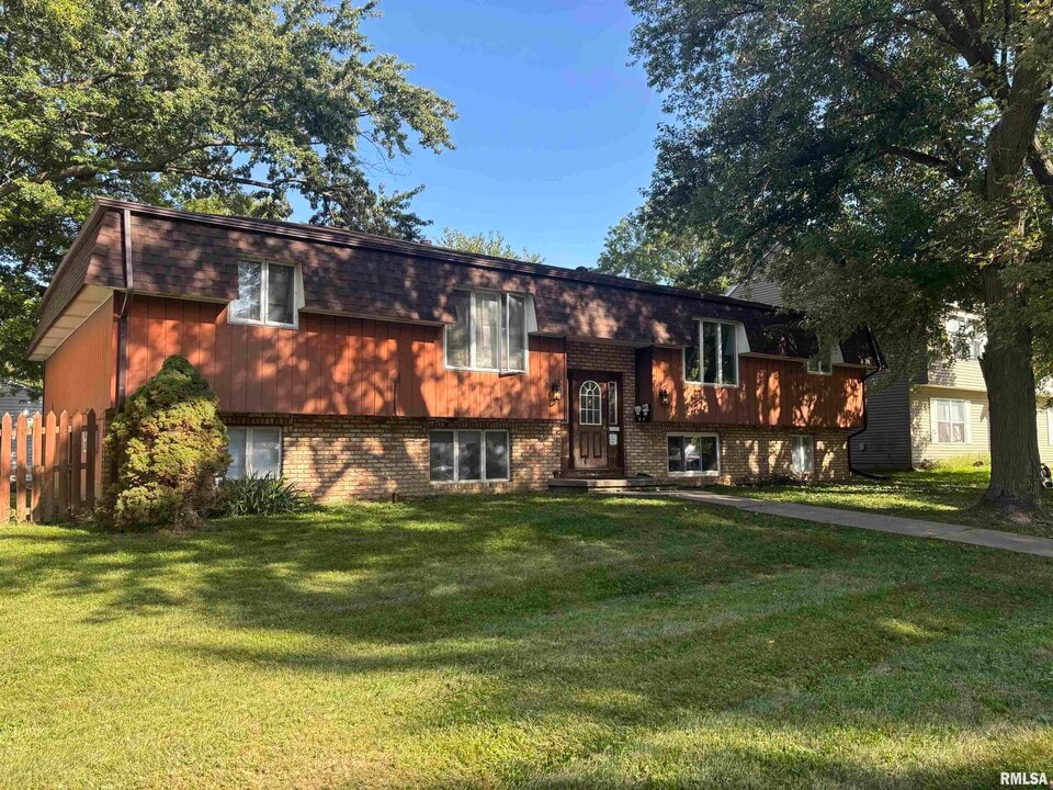 1407 Bridge Ave in Davenport, IA - Building Photo