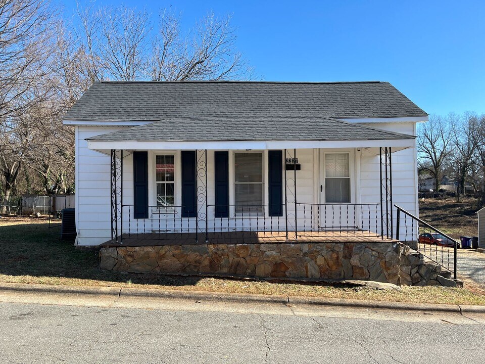 2227 Sunshine Ave in Winston-Salem, NC - Building Photo