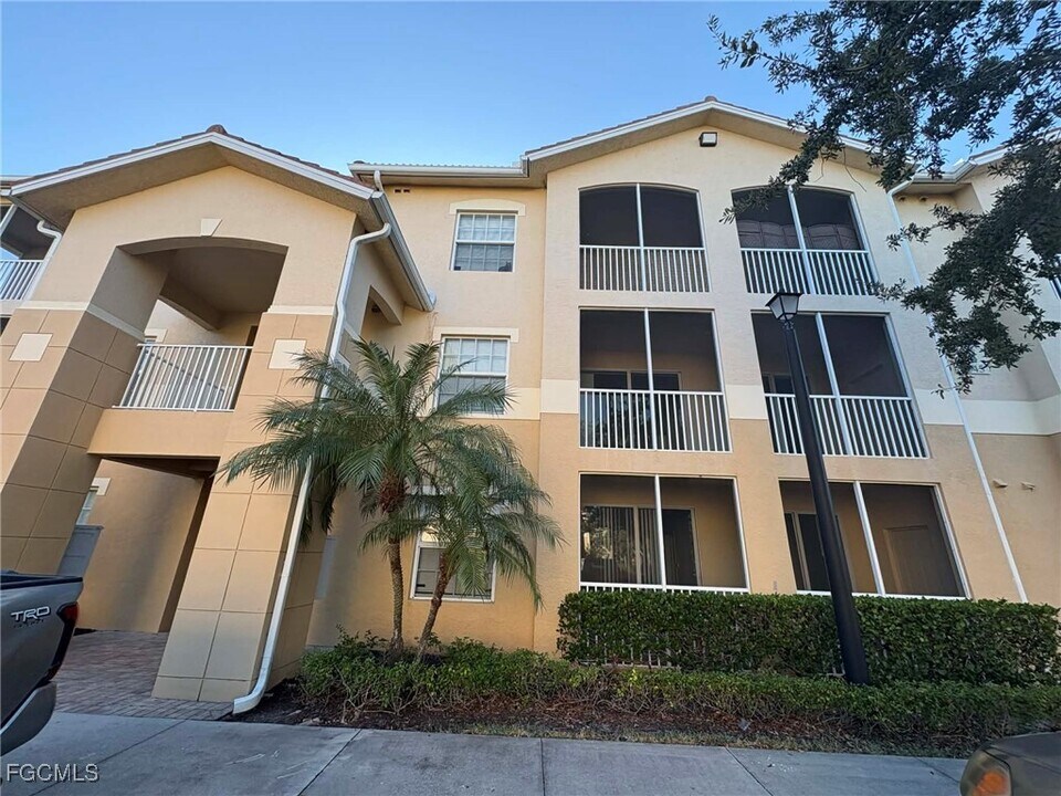 9045 Colby Dr in Ft. Myers, FL - Building Photo
