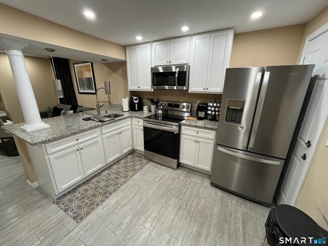 property at 246 Hallock Ave