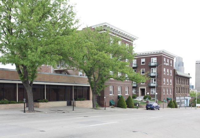 Harney Court in Omaha, NE - Foto de edificio - Building Photo