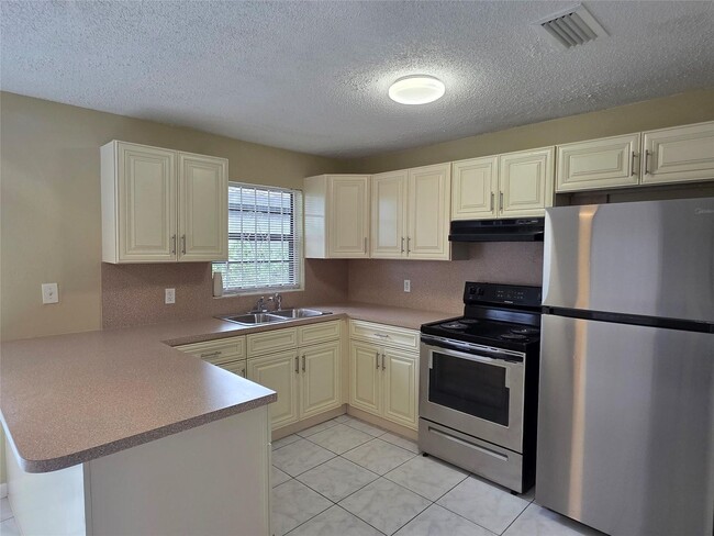 309 NE 169th St in North Miami Beach, FL - Building Photo - Building Photo