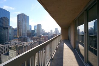 Grand Plaza Apartments Chicago Il For Rent 2br 2ba 1 325sf Patio Grand Plaza Apartments In Chicago