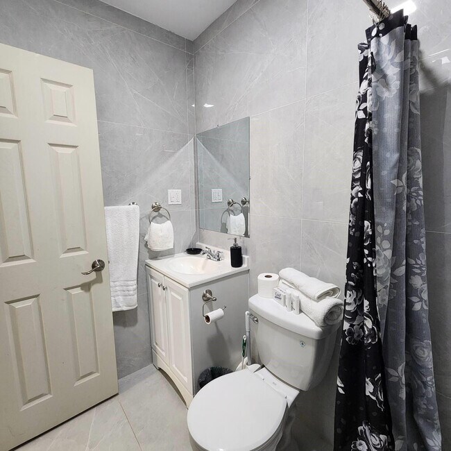 875 Westward Dr in Miami Springs, FL - Foto de edificio - Building Photo