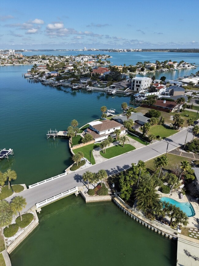 301 22nd St in Belleair Beach, FL - Foto de edificio - Building Photo