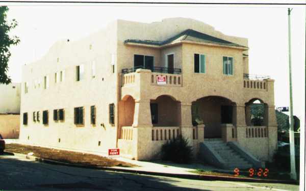 1070 Dundas St in Los Angeles, CA - Building Photo