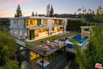 16801 Oak View Dr in Los Angeles, CA - Building Photo - Building Photo