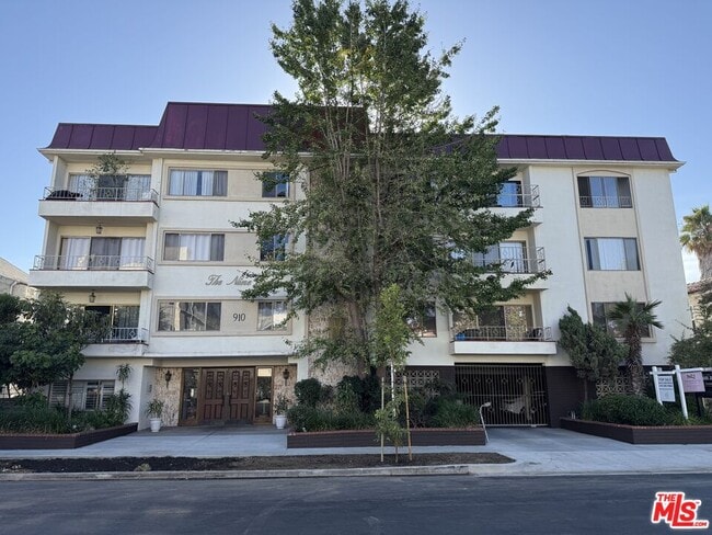 property at 910 S Holt Ave