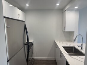 811 Helmcken St in Vancouver, BC - Building Photo - Building Photo