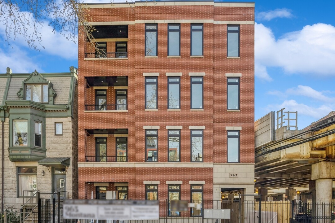 963 W Montana St in Chicago, IL - Building Photo