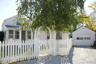 9 Rowland Pl in Westport, CT - Building Photo