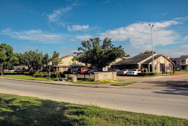 Long Drive Townhomes in Houston, TX - Building Photo - Building Photo