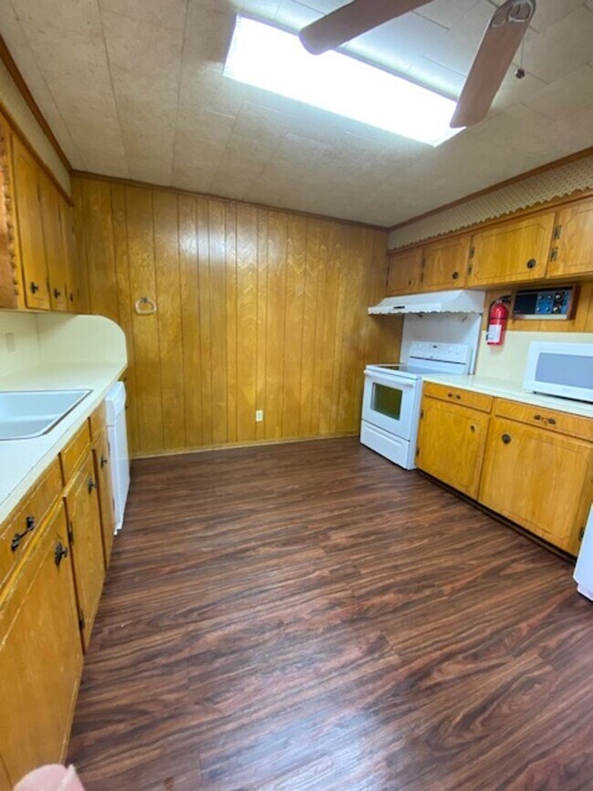 11 N Anglin St in Cleburne, TX - Building Photo - Building Photo