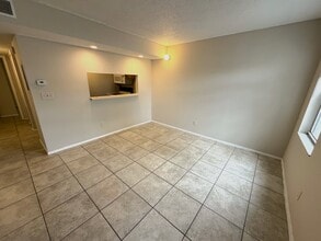 7009 Waterside Dr in Tampa, FL - Building Photo - Building Photo