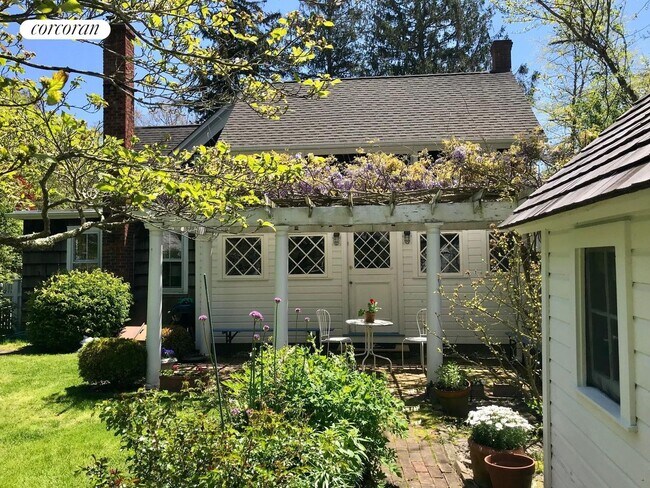 15 Grand St in Sag Harbor, NY - Foto de edificio - Building Photo