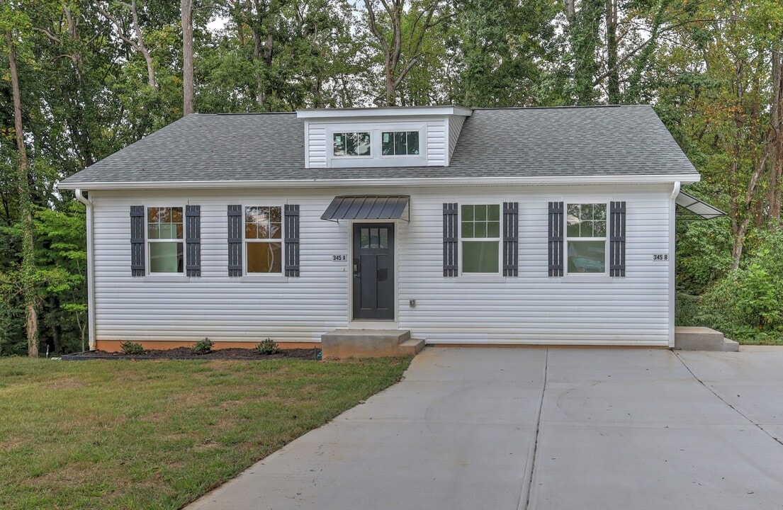 345 W Stewart Ave in Mooresville, NC - Building Photo