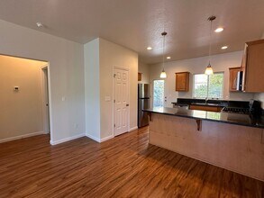 1015 Coburg Rd in Eugene, OR - Building Photo - Building Photo