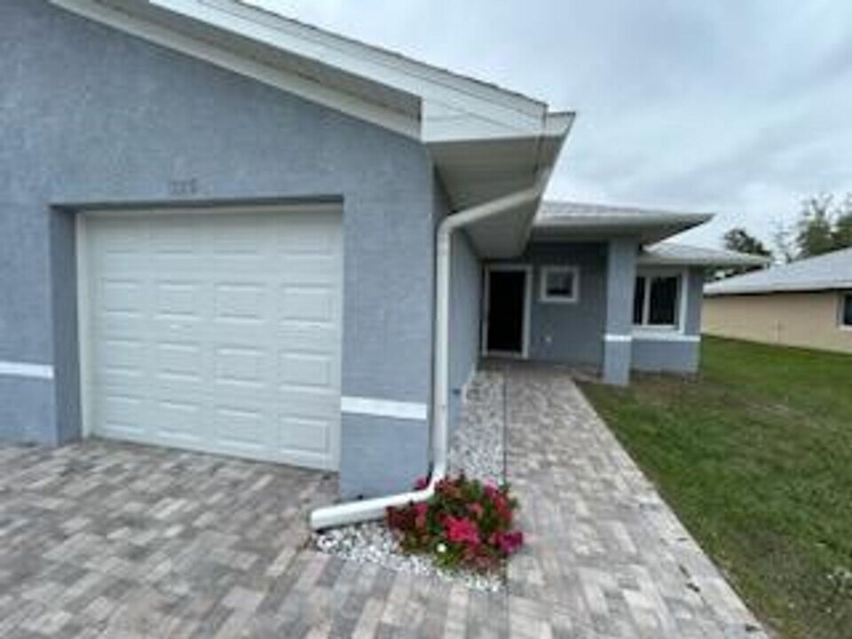 13300 Blytheville Ave in Port Charlotte, FL - Building Photo