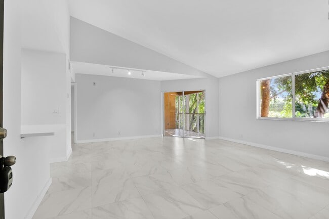 4005 W McNab Rd in Pompano Beach, FL - Building Photo - Building Photo