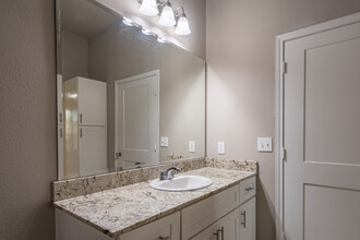 Kings Cove in Kingwood, TX - Building Photo - Interior Photo