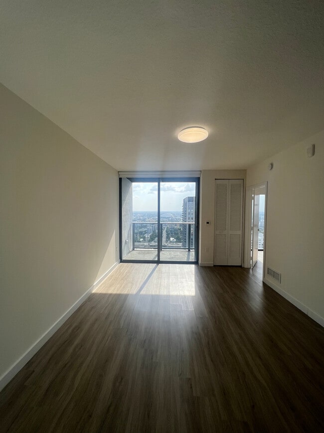 1027 NW 1st Ct, Unit B2 in Miami, FL - Building Photo - Building Photo