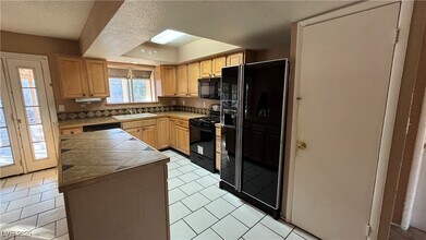 5471 S Sandhill Rd in Las Vegas, NV - Building Photo - Building Photo