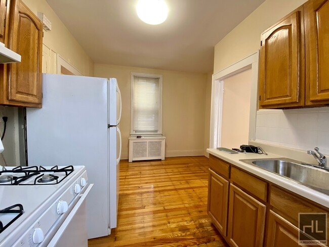 25-56 33rd St-Unit -2 in Queens, NY - Building Photo - Building Photo