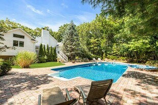 12 Douglas Ct in Hampton Bays, NY - Building Photo