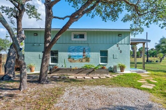 510 E King St in Rockport, TX - Building Photo - Building Photo