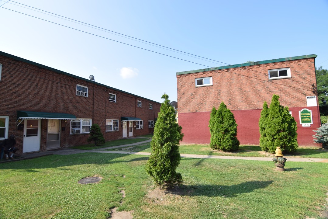 PLYMOUTH GARDEN APARTMENTS in East Cleveland, OH - Building Photo