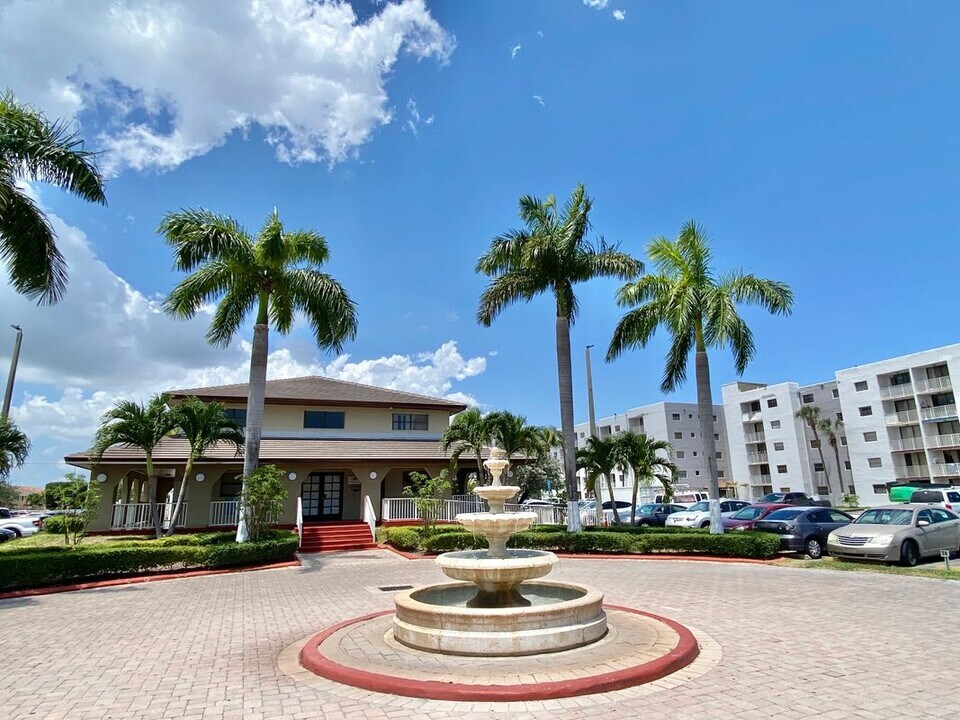 8145 NW 7th St in Miami, FL - Building Photo